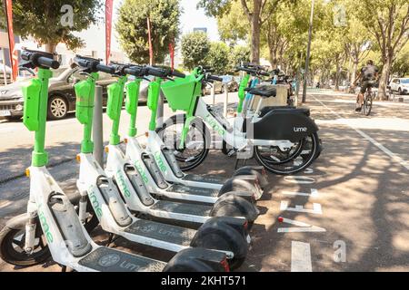 Limette,Firma,Elektro,Roller,Roller,Elektrischer Roller,Elektrischer Roller,Fahrrad,Fahrräder,für,mieten,mieten,mieten,am,Boulevard Michelet,Marseille,Marseille,Kommune in, Bouches-du-Rhône, die zweitgrößte Stadt Frankreichs, Marseille, ist die Präfektur der französischen Departements, Bouches, Rhône und du-du-Hauptstadt. Der Region Provence-Alpes-Côte d'Azur. Südfrankreich,Frankreich,Frankreich,zweitgrößte Stadt Frankreichs,August,Sommer,Europa,Europa, Stockfoto