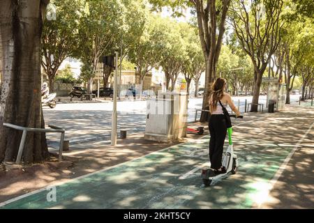 Fahren,Roller,Lime,Unternehmen,elektrisch,Roller,Roller,Elektrischer Roller,Elektrische Roller,Fahrrad,Fahrräder,für,mieten,mieten,mieten,mieten,mieten,auf,Boulevard Michelet,Marseille,Marseille,Kommune in, Bouches-du-Rhône, die zweitgrößte Stadt Frankreichs, Marseille, ist die Präfektur des französischen Departements Bouches und du-du-Rhône Der Region Provence-Alpes-Côte d'Azur. Südfrankreich,Frankreich,Frankreich,zweitgrößte Stadt Frankreichs,August,Sommer,Europa,Europa, Stockfoto