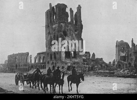 Ruinen der Stoffhalle in der belgischen Stadt Ypern, die während fünf Schlachten zwischen 1914 und 1918 im Ersten Weltkrieg systematisch durch Artilleriebeschüsse zerstört wurde Stockfoto