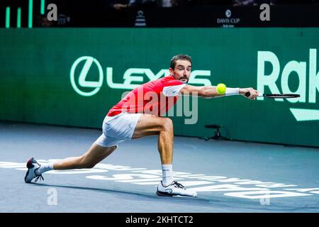 Malaga, Spanien. 23.. November 2022. Marin Cilic in Aktion bei den Spielen Spanien gegen Kroatien im 1/4. Finale des Rakuten Davis Cup im Palacio de los Deportes Jose Maria Martin Carpena in Malaga. Endstand Spanien 0:2 Kroatien (Foto: Francis Gonzalez/SOPA Images/Sipa USA) Gutschrift: SIPA USA/Alamy Live News Stockfoto