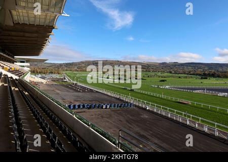 Blick über die Cheltenham Rennbahn, vom Hauptstand, nicht vom Renntag, mit Blick auf Cleeve Hill, Gloucestershire, England. Foto: 16. November 2022 Stockfoto