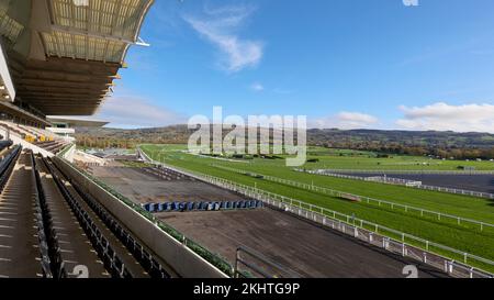 Blick über die Cheltenham Rennbahn, vom Hauptstand, nicht vom Renntag, mit Blick auf Cleeve Hill, Gloucestershire, England. Foto: 16. November 2022 Stockfoto