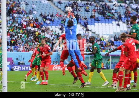 Al-Wakrah, Katar. 24.. November 2022. Yann Sommer aus der Schweiz schlägt den Ball während des FIFA-Weltmeisterschafts-Qatar 2022 Group G-Spiels zwischen der Schweiz und Kamerun im Al Janoub Stadium, Al-Wakrah, Katar, am 24. November 2022. Foto von Peter Dovgan. Nur redaktionelle Verwendung, Lizenz für kommerzielle Verwendung erforderlich. Keine Verwendung bei Wetten, Spielen oder Veröffentlichungen von Clubs/Ligen/Spielern. Kredit: UK Sports Pics Ltd/Alamy Live News Stockfoto