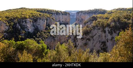 Foz o Cañón de Arbayún en otoño, formado por el Río Salazar. Garganta de piedra caliza. Lugar mágico en Navarra, España Stockfoto