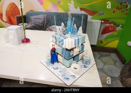 Ternopil, Ukraine - 17. November 2022: Walt Disney Animation Studios Frozen Cake. Stockfoto