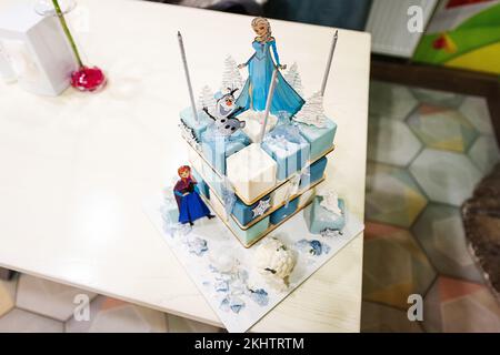 Ternopil, Ukraine - 17. November 2022: Walt Disney Animation Studios Frozen Cake. Stockfoto