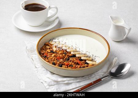 Portion Müsli mit Banane und Joghurt Stockfoto