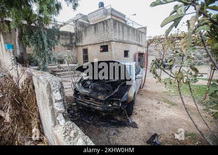 Nablus, Palästina. 24.. November 2022. Ein verbranntes Auto, nachdem es von jüdischen Siedlern der jüdischen Siedlung Jitzhar in Burin, südlich von Nablus, im besetzten Westjordanland in Brand gesetzt wurde. (Foto von Nasser Ishtayeh/SOPA Images/Sipa USA) Guthaben: SIPA USA/Alamy Live News Stockfoto