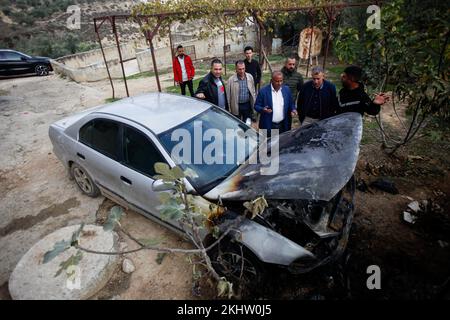 Nablus, Palästina. 24.. November 2022. Palästinenser inspizieren ein verbranntes Auto, nachdem es von jüdischen Siedlern der jüdischen Siedlung Jitzhar in Burin, südlich von Nablus, im besetzten Westjordanland in Brand gesetzt wurde. (Foto von Nasser Ishtayeh/SOPA Images/Sipa USA) Guthaben: SIPA USA/Alamy Live News Stockfoto