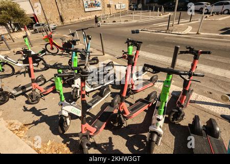 Dott,Lime,Firma,Elektroroller,Elektroroller,Roller,Fahrrad,Fahrräder,geparkt,auf,Straße,für,mieten,mieten,mieten,mieten,mieten,mieten,mieten,in,Fuß,von,in der Nähe,Basilique Notre-Dame de la Garde,Marseille,Kommune in, Bouches-du-Rhône Rhône, die zweitgrößte Hauptstadt der französischen Hauptstadt, Marseille, der französischen Hauptstadt, Marseille, ist. Der Region Provence-Alpes-Côte d'Azur. Südfrankreich,Frankreich,Frankreich,zweitgrößte Stadt Frankreichs,August,Sommer,Europa,Europa, Stockfoto