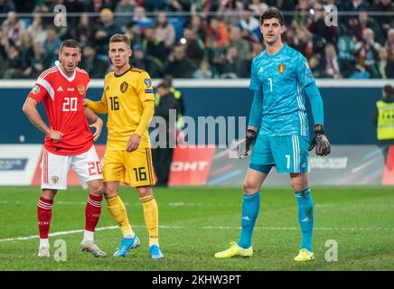St. Petersburg, Russland – 16. November 2019. Die belgischen Fußballnationalmannschaftsspieler Thorgan Hazard und Thibaut Courtois mit dem russischen Mittelfeldspieler Alekse Stockfoto