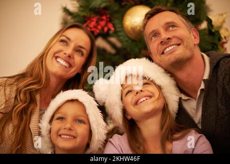 Glückliche Familienliebe, Weihnachtsfeier und das Gesicht von Mutter, Vater und Kindern verbinden sich an Feiertagen. Glück, wow und entspann dich, mom, Dad Stockfoto