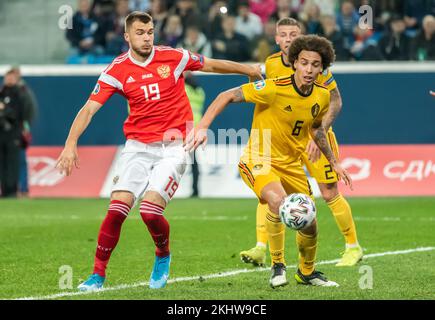 Sankt Petersburg, Russland – 16. November 2019. Russische Fußball-Nationalmannschaft Stürmer Nikolai Komlichenko gegen Belgien Mittelfeldspieler Axel Witsel während Stockfoto