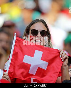 Al-Wakrah, Katar. 24.. November 2022; Al Janoub Stadium, Al Wakrah, Katar; FIFA Fußball-Weltmeisterschaft, Schweiz gegen Kamerun; Fans der Schweiz Credit: Action Plus Sports Images/Alamy Live News Stockfoto