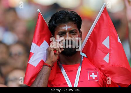 Al-Wakrah, Katar. 24.. November 2022; Al Janoub Stadium, Al Wakrah, Katar; FIFA Fußball-Weltmeisterschaft, Schweiz gegen Kamerun; Fans der Schweiz Credit: Action Plus Sports Images/Alamy Live News Stockfoto