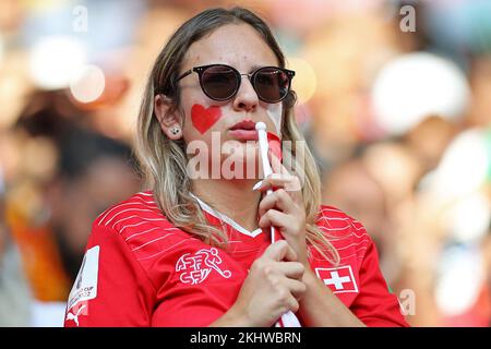 Al-Wakrah, Katar. 24.. November 2022; Al Janoub Stadium, Al Wakrah, Katar; FIFA Fußball-Weltmeisterschaft, Schweiz gegen Kamerun; Fans der Schweiz Credit: Action Plus Sports Images/Alamy Live News Stockfoto