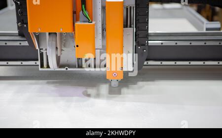 Digitale Stanzmaschine Schneiden von Kunststoffblech. Industrielle Fertigung. Stockfoto