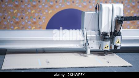 Digitale Stanzmaschine Schneiden von Wellpappe. Industrielle Fertigung. Stockfoto