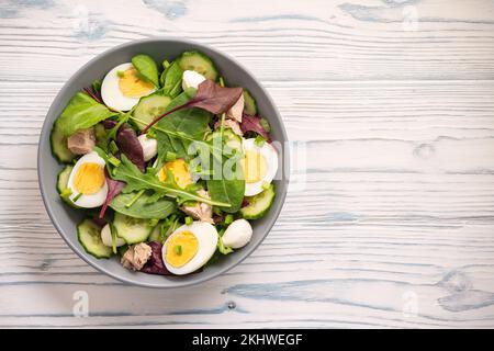 Keto Dish - gesunder grüner Salat mit Rucola, Thunfisch, Mozzarella und Eiern. Stockfoto