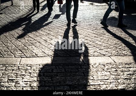 Fußgänger in einer Fußgängerzone, Winter, lange Schatten, Dortmund, NRW, Deutschland, Fußgänger in einer Fußgängerzone, Winter, lange Schatten, Dortmund, NRW, Stockfoto