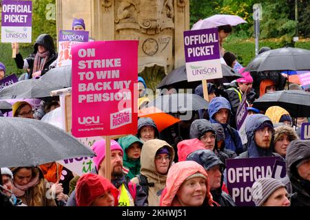 Bristol, Großbritannien. 24.. November 2022. Die Dozenten der Bristol University kämpfen weiterhin streikend um Renten, faire und gleiche Bezahlung, angemessene Arbeitsbelastung und die Beendigung prekärer Verträge. Die Arbeiter werden von der UCU oder der University College Union unterstützt, die eine hohe Beteiligung an den Streikposten erwarten. Die stagnierende Bezahlung, da die Lebenshaltungskosten steigen, verstärkt die Besorgnis der Hochschulmitarbeiter. Gewerkschaftsmitglieder veranstalten eine Kundgebung vor den Victoria Rooms. Kredit: JMF News/Alamy Live News Stockfoto