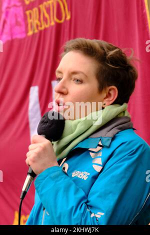 Bristol, Großbritannien. 24.. November 2022. Carla Denyer Green Party Co Leader unterstützt sie. Die Dozenten der Bristol University kämpfen weiterhin streikend um Renten, faire und gleiche Bezahlung, angemessene Arbeitsbelastung und die Beendigung prekärer Verträge. Die Arbeiter werden von der UCU oder der University College Union unterstützt, die eine hohe Beteiligung an den Streikposten erwarten. Die stagnierende Bezahlung, da die Lebenshaltungskosten steigen, verstärkt die Besorgnis der Hochschulmitarbeiter. Gewerkschaftsmitglieder veranstalten eine Kundgebung vor den Victoria Rooms. Kredit: JMF News/Alamy Live News Stockfoto