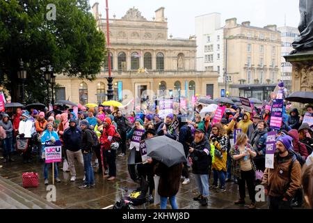 Bristol, Großbritannien. 24.. November 2022. Die Dozenten der Bristol University kämpfen weiterhin streikend um Renten, faire und gleiche Bezahlung, angemessene Arbeitsbelastung und die Beendigung prekärer Verträge. Die Arbeiter werden von der UCU oder der University College Union unterstützt, die eine hohe Beteiligung an den Streikposten erwarten. Die stagnierende Bezahlung, da die Lebenshaltungskosten steigen, verstärkt die Besorgnis der Hochschulmitarbeiter. Gewerkschaftsmitglieder veranstalten eine Kundgebung vor den Victoria Rooms. Kredit: JMF News/Alamy Live News Stockfoto