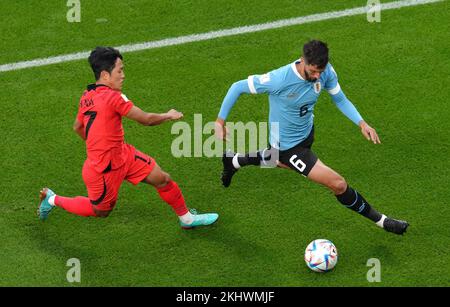 Südkoreas Na Sang-ho (links) und Uruguays Rodrigo Bentancur kämpfen um den Ball während des Spiels der FIFA World Cup Group H im Education City Stadium in Doha, Katar. Foto: Donnerstag, 24. November 2022. Stockfoto