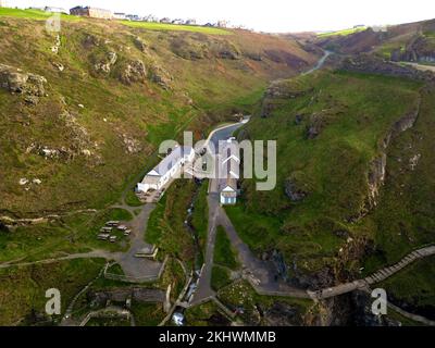 Ein Luftblick auf die Gebäude in der Nähe des Weges, der zum Tintagel Castle in North Cornwall UK führt Stockfoto