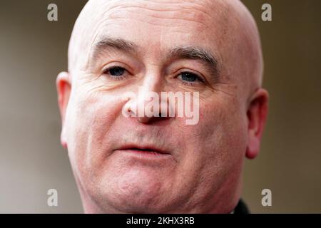 Mick Lynch, Generalsekretär der Rail, Maritime and Transport Union (RMT), spricht vor den Medien außerhalb des Department for Transport Offices in Central London, nach einem Treffen mit Verkehrsminister Mark Harper über den laufenden Eisenbahnstreit. Foto: Donnerstag, 24. November 2022. Stockfoto