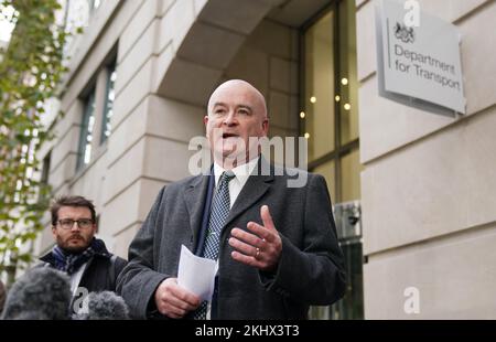 Mick Lynch, Generalsekretär der Rail, Maritime and Transport Union (RMT), spricht vor den Medien außerhalb des Department for Transport Offices in Central London, nach einem Treffen mit Verkehrsminister Mark Harper über den laufenden Eisenbahnstreit. Foto: Donnerstag, 24. November 2022. Stockfoto