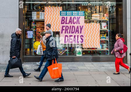 London, Großbritannien. 24.. November 2022. Black friday-Angebote im Flagship Store von Urban Outfitters in der Oxford Street. Kredit: Guy Bell/Alamy Live News Stockfoto