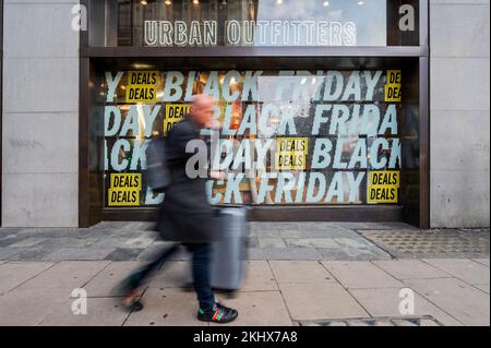 London, Großbritannien. 24.. November 2022. Black friday-Angebote im Flagship Store von Urban Outfitters in der Oxford Street. Kredit: Guy Bell/Alamy Live News Stockfoto