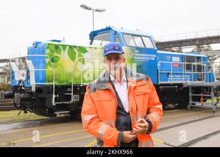 24. November 2022, Sachsen-Anhalt, Stendal: Jörg Neubauer, Betriebsleiter von Alstom am Standort Stendal, steht vor einer wasserstoffbetriebenen Rangierlokomotive. Das Unternehmen sieht ein beträchtliches Potenzial bei der Umstellung von dieselbetriebenen Rangierlokomotiven auf Wasserstoffantrieb. In Deutschland sind etwa 1000 Diesel-Rangierlokomotiven in Betrieb und in ganz Europa etwa 4000. Bisher wurden Hybridlokomotiven mit Batterie- und Dieselantrieb betrieben; in Zukunft werden sie mit Batterie- und Wasserstoffantrieb betrieben. Eine Lokomotive emittiert etwa 150 Tonnen CO2 pro Jahr, während A Stockfoto