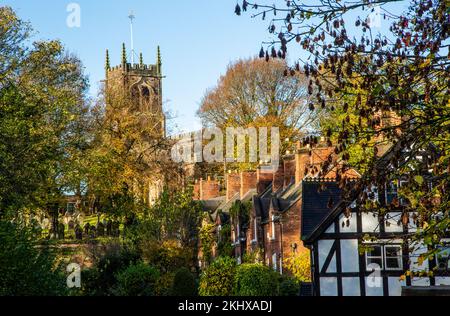 Front Street und St. Mary's Pfarrkirche und Kirchhof im Herbst in der Cheshire Marktstadt Sandbach England Stockfoto