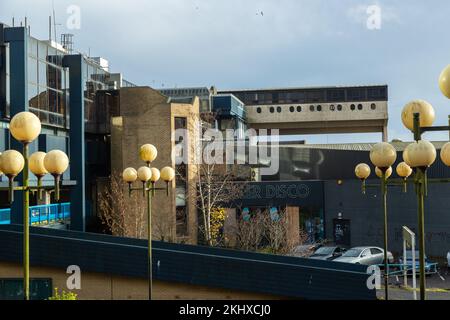 Cumbernauld, Stadtzentrum, Phase eins das oberste Stockwerk des langen Bauwerks auf seinem Betonbein wurde ursprünglich als Penthouse-Wohnungen genutzt, aber jetzt sind es Büros Stockfoto