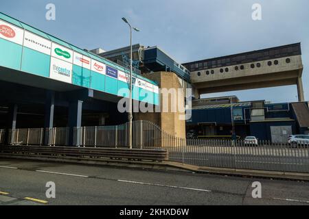 Cumbernauld, Stadtzentrum, Phase eins das oberste Stockwerk des langen Bauwerks auf seinem Betonbein wurde ursprünglich als Penthouse-Wohnungen genutzt, aber jetzt sind es Büros Stockfoto