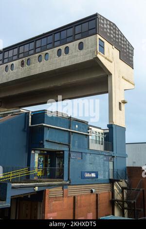 Cumbernauld, Stadtzentrum, Phase eins das oberste Stockwerk des langen Bauwerks auf seinem Betonbein wurde ursprünglich als Penthouse-Wohnungen genutzt, aber jetzt sind es Büros Stockfoto