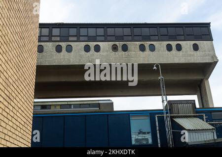 Cumbernauld, Stadtzentrum, Phase eins das oberste Stockwerk des langen Bauwerks auf seinem Betonbein wurde ursprünglich als Penthouse-Wohnungen genutzt, aber jetzt sind es Büros Stockfoto