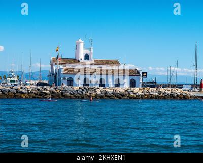 Benalmádena ist eine Küstenstadt an der südspanischen Costa del Sol. Der architektonisch beeindruckende Puerto Marina hat 1100 Anlegestellen für Boote und eine Reihe von Anlegestellen Stockfoto