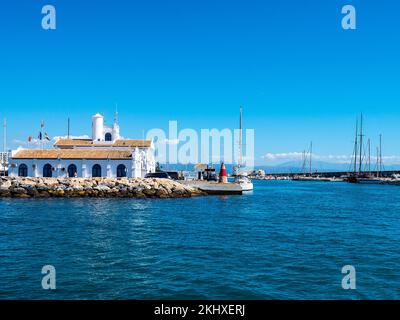 Benalmádena ist eine Küstenstadt an der südspanischen Costa del Sol. Der architektonisch beeindruckende Puerto Marina hat 1100 Anlegestellen für Boote und eine Reihe von Anlegestellen Stockfoto