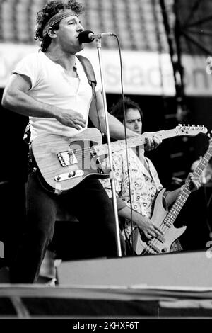 Bruce Springsteen in Kombination mit der E Streetband im Stadion Feyenoord Born in the USA Tour. - Rotterdam Holland - vvbvanbreefotografie Stockfoto