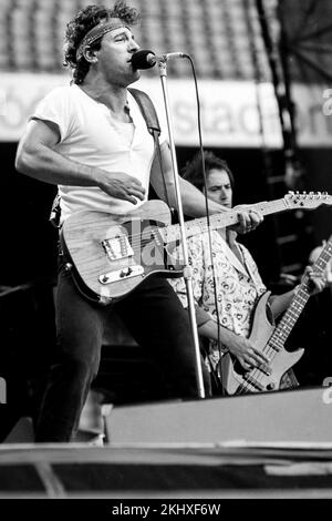 Bruce Springsteen in Kombination mit der E Streetband im Stadion Feyenoord Born in the USA Tour. - Rotterdam Holland - vvbvanbreefotografie Stockfoto