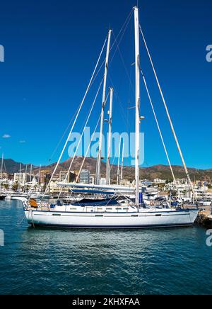 Benalmádena ist eine Küstenstadt an der südspanischen Costa del Sol. Der architektonisch beeindruckende Puerto Marina hat 1100 Anlegestellen für Boote und eine Reihe von Anlegestellen Stockfoto