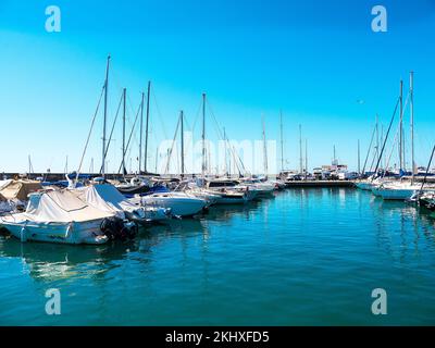 Benalmádena ist eine Küstenstadt an der südspanischen Costa del Sol. Der architektonisch beeindruckende Puerto Marina hat 1100 Anlegestellen für Boote und eine Reihe von Anlegestellen Stockfoto