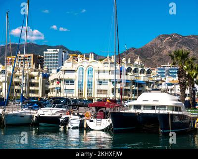 Benalmádena ist eine Küstenstadt an der südspanischen Costa del Sol. Der architektonisch beeindruckende Puerto Marina hat 1100 Anlegestellen für Boote und eine Reihe von Anlegestellen Stockfoto