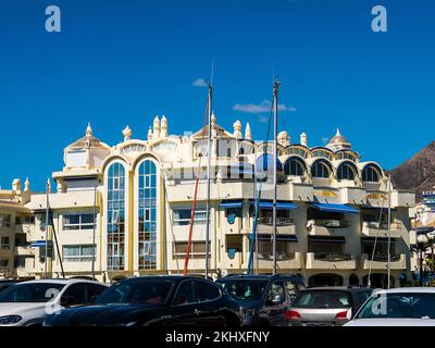 Benalmádena ist eine Küstenstadt an der südspanischen Costa del Sol. Der architektonisch beeindruckende Puerto Marina hat 1100 Anlegestellen für Boote und eine Reihe von Anlegestellen Stockfoto