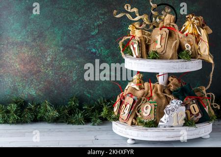 Ein hausgemachter Adventskalender auf einem zweistufigen Stand Stockfoto