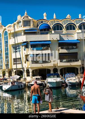 Benalmádena ist eine Küstenstadt an der südspanischen Costa del Sol. Der architektonisch beeindruckende Puerto Marina hat 1100 Anlegestellen für Boote und eine Reihe von Anlegestellen Stockfoto