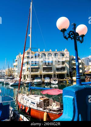 Benalmádena ist eine Küstenstadt an der südspanischen Costa del Sol. Der architektonisch beeindruckende Puerto Marina hat 1100 Anlegestellen für Boote und eine Reihe von Anlegestellen Stockfoto